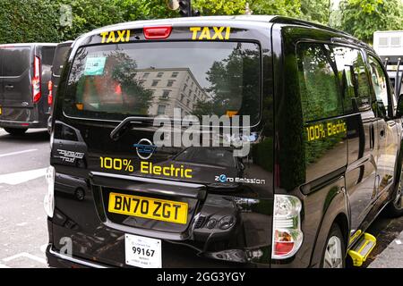 Londra, Inghilterra - Agosto 2021: Londra taxi completamente alimentato da elettrico parcheggiato su una strada della città Foto Stock