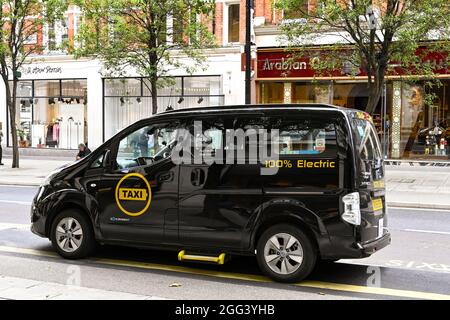 Londra, Inghilterra - Agosto 2021: Londra taxi completamente alimentato da elettrico parcheggiato su una strada della città Foto Stock