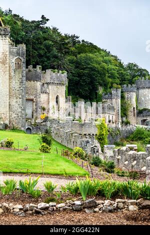 Giardino e rovine di stile medievale Gwrych Castello costruito nel 19 ° secolo, Abergele, Galles, Regno Unito Foto Stock