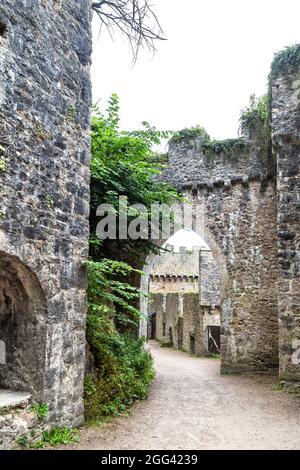 Rovine in stile medievale di Gwrych Castello costruito nel 19 ° secolo, Abergele, Galles, Regno Unito Foto Stock