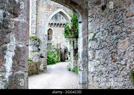 Rovine di stile medievale Gwrych Castello costruito nel 19 ° secolo, Abergele, Galles, Regno Unito Foto Stock