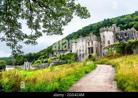 Rovine del castello di Gwrych costruito nel 19 ° secolo, Abergele, Galles, Regno Unito Foto Stock