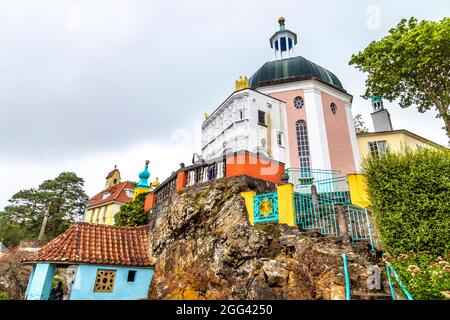 Edifici colorati a Portmeirion città in stile mediterraneo, Snowdonia National Park, Galles, Regno Unito Foto Stock