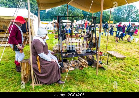 8 agosto 2021 - cucina medievale (Jane’s Medieval Kitchen) al festival medievale Loxwood Joust, West Sussex, Inghilterra, Regno Unito Foto Stock