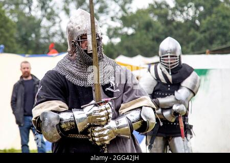 8 agosto 2021 - Cavalieri in armatura medievale al festival medievale Loxwood Joust, West Sussex, Inghilterra, Regno Unito Foto Stock