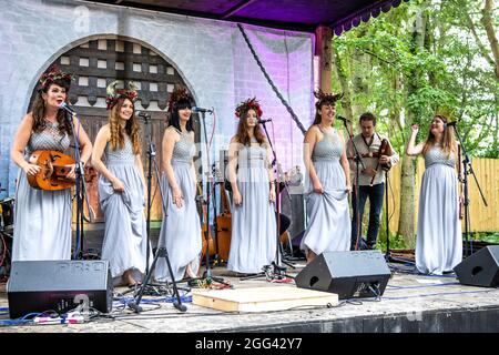 8 agosto 2021 - Baebes medievale in concerto al festival medievale Loxwood Joust, West Sussex, Inghilterra, Regno Unito Foto Stock