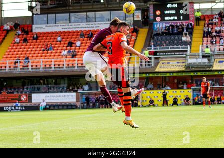 Dundee, Tayside, Scozia, Regno Unito. 28 agosto 2021. Premiership Scozzese: Scottish Premiership fixture Dundee United FC Against Hearts of Midlothian at the Tannadice Stadium. Un infortunio al ginocchio ha lasciato fuori la parte superiore del portiere DUFC Benjamin Kevin Siegrist per essere sostituito da Trevor Carson, ma le cose sono peggiorate per loro. Hearts ha ottenuto una vittoria di 2-0 su Dundee Unito con Liam Boyce aprendo il punteggio nel primo tempo con una penalità. Armand Gnanduillet ha sigillato la vittoria con un traguardo di 90 minuti che ha esteso il cuore insuperato inizio alla Premiership scozzese. Credit: Dundee Photographics/Alamy Live News Foto Stock