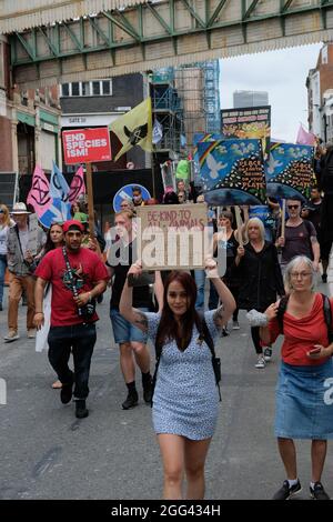 Londra, Regno Unito. 28 agosto 2021. Marzo dei diritti nazionali degli animali sostenuto dalla ribellione animale e dalla ribellione di estinzione. La marcia partì dal mercato della carne dello Smithfield di Londra e passò davanti alla sede centrale di Unilever e al Marine Steward Council. Joao Daniel Pereira Credit: Joao Daniel Pereira/Alamy Live News Foto Stock