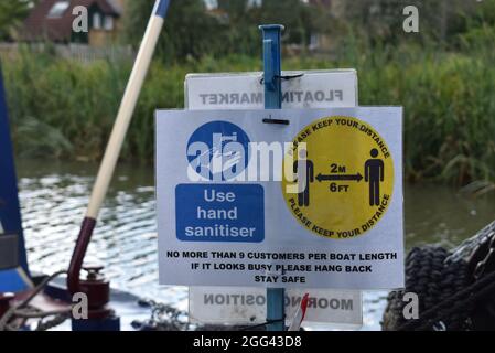 Segnale di allontanamento sociale al mercato galleggiante sul Canal Grande Union di Milton Keynes. Foto Stock