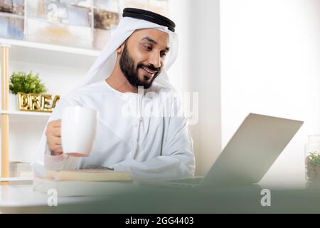 Giovane imprenditore arabo che lavora da casa Foto Stock