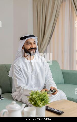 Giovane imprenditore arabo che lavora da casa Foto Stock