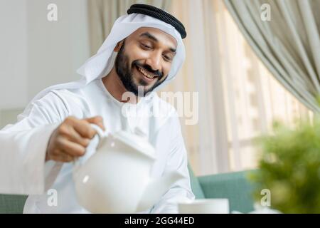 Giovane imprenditore arabo che lavora da casa Foto Stock