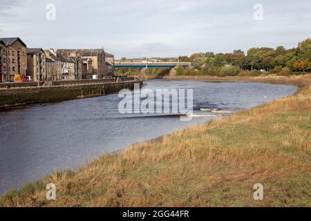 Il foro di Lune Tidal passa St Georges Quay a Lancaster e talvolta si verifica sulle maree più alte dell'anno Foto Stock