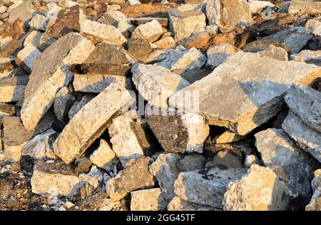 Calcestruzzo dopo schiacciamento per riciclaggio. Riutilizzare le macerie di calcestruzzo frantumato, l'asfalto, i materiali da costruzione, i blocchi e i rifiuti da costruzione Foto Stock