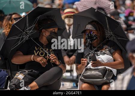 Washington, Stati Uniti. 28 agosto 2021. Le persone si radunano al National Mall durante il 'Marc on Washington' nel 58° anniversario del discorso del Rev. Martin Luther King Jr. 'I Have a Dream', a Washington, DC sabato 28 agosto 2021. I sostenitori dei diritti di voto chiedono una legislazione federale per proteggere ed ampliare l’accesso alle urne. Foto di Ken Cedeno/UPI Credit: UPI/Alamy Live News Foto Stock