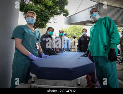 Soldati statunitensi, Airmen e personale civile del Landstuhl Regional Medical Center ricevono vittime che sono state evacuate dal punto di vista medico da Kabul, Afghanistan, Dopo i membri del servizio degli Stati Uniti e i civili afghani sono stati feriti in una serie di attacchi al di fuori dell'aeroporto internazionale Hamid Karzai a Kabul agosto 26 e evacuati a LRMC per ulteriori cure. Foto Stock