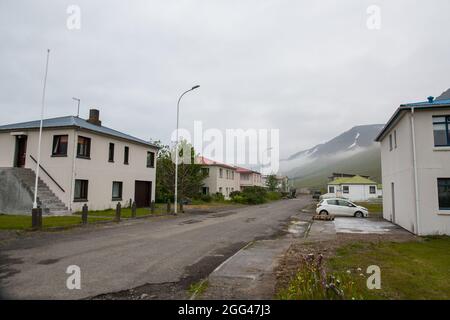 Città di Flateyri in Onundarfjordur nel westfjords d'Islanda Foto Stock