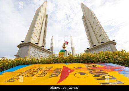 Bangkok, Tailandia. 28 agosto 2021. Una vista del Monumento alla democrazia durante la dimostrazione. I dimostranti pro-democrazia si sono riuniti al Monumento alla democrazia per sostenere le dimissioni di Prayuth Chan-o-Cha, primo ministro della Thailandia. Credit: SOPA Images Limited/Alamy Live News Foto Stock