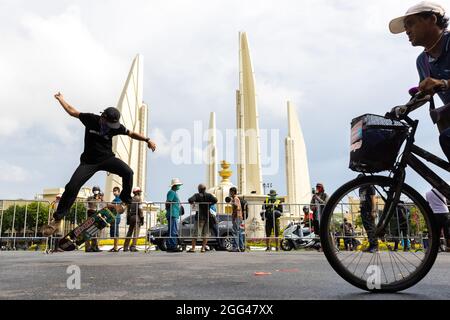 Bangkok, Tailandia. 28 agosto 2021. Durante la manifestazione si è visto uno skateboarding. I manifestanti pro-democrazia si sono riuniti al Monumento alla democrazia per sostenere le dimissioni di Prayuth Chan-o-Cha, primo ministro della Thailandia. Credit: SOPA Images Limited/Alamy Live News Foto Stock