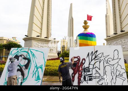 Bangkok, Tailandia. 28 agosto 2021. Gli artisti sono visti dipingere durante la dimostrazione.i dimostranti pro-democrazia si sono riuniti al Monumento alla democrazia per sostenere le dimissioni di Prayuth Chan-o-Cha, primo ministro thailandese. Credit: SOPA Images Limited/Alamy Live News Foto Stock