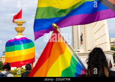 Bangkok, Tailandia. 28 agosto 2021. Il monumento alla democrazia è avvolto dalla bandiera LGBTQ durante la protesta.i dimostranti pro-democrazia si sono riuniti al Monumento alla democrazia per sostenere le dimissioni di Prayuth Chan-o-Cha, primo ministro della Thailandia. Credit: SOPA Images Limited/Alamy Live News Foto Stock