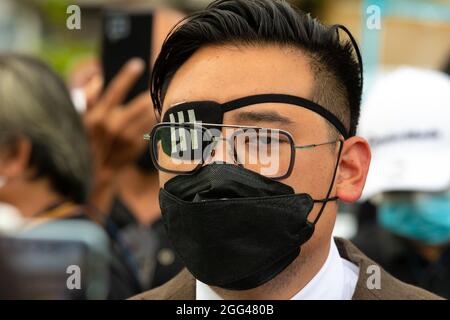 Bangkok, Tailandia. 28 agosto 2021. Tanat Thanakitamnuay partecipa alla manifestazione. I manifestanti pro-democrazia si sono riuniti al Monumento alla democrazia per sostenere le dimissioni di Prayuth Chan-o-Cha, primo ministro della Thailandia. Credit: SOPA Images Limited/Alamy Live News Foto Stock