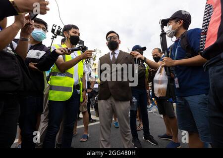 Bangkok, Tailandia. 28 agosto 2021. Tanat Thanakitamnuay parla durante la manifestazione. I dimostranti pro-democrazia si sono riuniti al Monumento alla democrazia per sostenere le dimissioni di Prayuth Chan-o-Cha, primo ministro thailandese. Credit: SOPA Images Limited/Alamy Live News Foto Stock