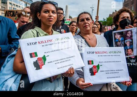 Amsterdam, Paesi Bassi. 28 agosto 2021. Durante la manifestazione, i manifestanti hanno appurato dei cartelli.migliaia di persone si sono riunite nel centro di Amsterdam per dimostrare il loro sostegno al popolo afghano intrappolato a Kabul sotto il regime dei talebani e per esortare il governo olandese a dichiarare l'Afghanistan un paese di origine non sicuro, in modo che i rifugiati afghani e le persone afghane non siano documentate può avere il diritto legale di asilo e sicurezza. Credit: SOPA Images Limited/Alamy Live News Foto Stock