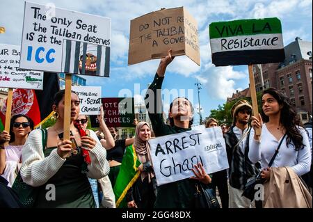 Amsterdam, Paesi Bassi. 28 agosto 2021. Durante la manifestazione, i manifestanti hanno appurato dei cartelli.migliaia di persone si sono riunite nel centro di Amsterdam per dimostrare il loro sostegno al popolo afghano intrappolato a Kabul sotto il regime dei talebani e per esortare il governo olandese a dichiarare l'Afghanistan un paese di origine non sicuro, in modo che i rifugiati afghani e le persone afghane non siano documentate può avere il diritto legale di asilo e sicurezza. Credit: SOPA Images Limited/Alamy Live News Foto Stock