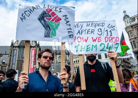 Amsterdam, Paesi Bassi. 28 agosto 2021. Durante la manifestazione, i manifestanti hanno appurato dei cartelli.migliaia di persone si sono riunite nel centro di Amsterdam per dimostrare il loro sostegno al popolo afghano intrappolato a Kabul sotto il regime dei talebani e per esortare il governo olandese a dichiarare l'Afghanistan un paese di origine non sicuro, in modo che i rifugiati afghani e le persone afghane non siano documentate può avere il diritto legale di asilo e sicurezza. Credit: SOPA Images Limited/Alamy Live News Foto Stock