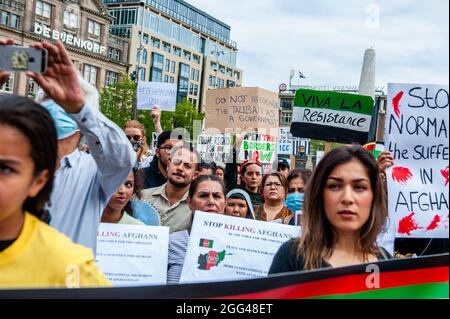 Amsterdam, Paesi Bassi. 28 agosto 2021. Durante la manifestazione, i manifestanti hanno appurato dei cartelli.migliaia di persone si sono riunite nel centro di Amsterdam per dimostrare il loro sostegno al popolo afghano intrappolato a Kabul sotto il regime dei talebani e per esortare il governo olandese a dichiarare l'Afghanistan un paese di origine non sicuro, in modo che i rifugiati afghani e le persone afghane non siano documentate può avere il diritto legale di asilo e sicurezza. Credit: SOPA Images Limited/Alamy Live News Foto Stock