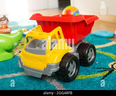 Primo piano di un carrello giocattolo in plastica in una stanza per bambini Foto Stock
