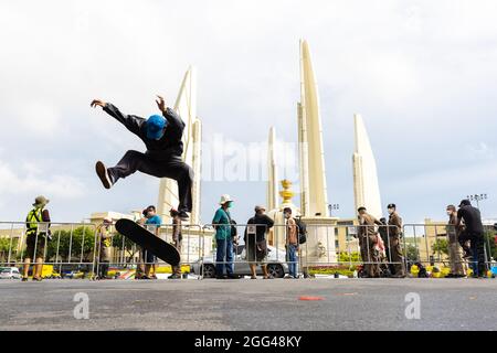 Bangkok, Tailandia. 28 agosto 2021. Durante la manifestazione si è visto uno skateboarding. I manifestanti pro-democrazia si sono riuniti al Monumento alla democrazia per sostenere le dimissioni di Prayuth Chan-o-Cha, primo ministro della Thailandia. (Foto di Phobthum Yingpaiboonsuk/SOPA Images/Sipa USA) Credit: Sipa USA/Alamy Live News Foto Stock