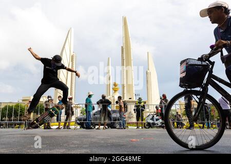 Bangkok, Tailandia. 28 agosto 2021. Durante la manifestazione si è visto uno skateboarding. I manifestanti pro-democrazia si sono riuniti al Monumento alla democrazia per sostenere le dimissioni di Prayuth Chan-o-Cha, primo ministro della Thailandia. (Foto di Phobthum Yingpaiboonsuk/SOPA Images/Sipa USA) Credit: Sipa USA/Alamy Live News Foto Stock