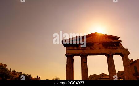 Antiche rovine greche in Agora romana, Atene, Grecia. Questo luogo è il punto di riferimento di Atene. Vista soleggiata dell'edificio greco classico sullo sfondo del cielo ad Athe Foto Stock