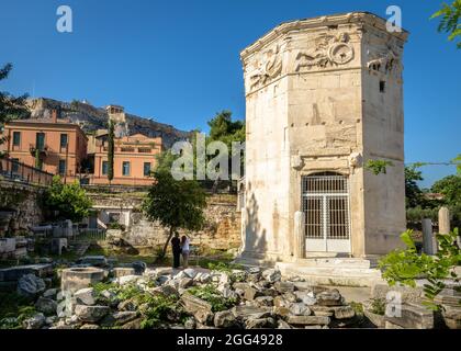 Torre dei Venti o Aeridi in Agora romana, Acropoli in lontananza, Atene, Grecia. E' un'attrazione turistica di Atene. Vista delle antiche rovine greche in AT Foto Stock