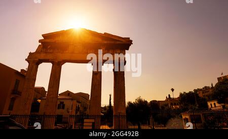 Agora romana alla luce del sole, Atene, Grecia. Questo luogo è famosa attrazione turistica della vecchia Atene. Vista soleggiata delle antiche rovine su sfondo cielo. Classico Foto Stock