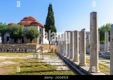 Agora romana ad Atene, Grecia. E' un'attrazione turistica di Atene. Vista panoramica delle antiche rovine greche e delle vecchie case vicino al quartiere di Plaka nel cit di Atene Foto Stock