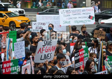 Centinaia di persone si sono riunite alla Bryant Park Library, NYC, per protestare per sensibilizzare l'opinione pubblica sulla crisi umanitaria in corso in Afghanistan il 28 agosto 2021. Foto Stock