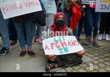 Centinaia di persone si sono riunite alla Bryant Park Library, NYC, per protestare per sensibilizzare l'opinione pubblica sulla crisi umanitaria in corso in Afghanistan il 28 agosto 2021. Foto Stock