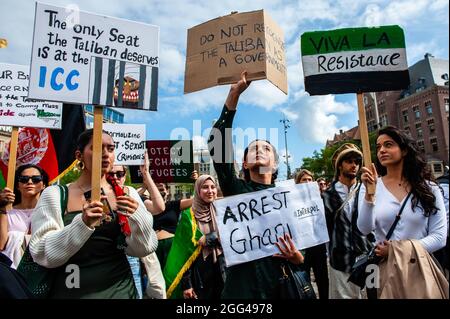 Amsterdam, Paesi Bassi. 28 agosto 2021. Durante la manifestazione, i manifestanti hanno appurato dei cartelli.migliaia di persone si sono riunite nel centro di Amsterdam per dimostrare il loro sostegno al popolo afghano intrappolato a Kabul sotto il regime dei talebani e per esortare il governo olandese a dichiarare l'Afghanistan un paese di origine non sicuro, in modo che i rifugiati afghani e le persone afghane non siano documentate può avere il diritto legale di asilo e sicurezza. (Foto di Ana Fernandez/SOPA Images/Sipa USA) Credit: Sipa USA/Alamy Live News Foto Stock