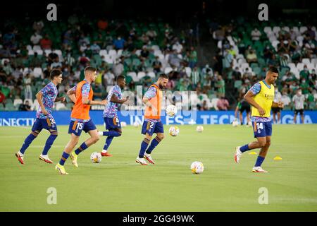 28 agosto 2021; stadio Benito Villamarín, Siviglia, Spagna, calcio spagnolo la Liga, Real Betis contro Real Madrid; Casemiro, Benzema e Valverde durante il riscaldamento Foto Stock