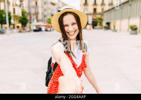 Giovane coppia turistica che tiene la mano durante il viaggio Foto Stock