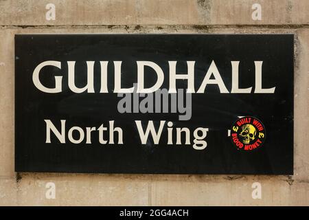 Londra, Regno Unito. 27 agosto 2021. Estinzione la ribellione protesta 'il denaro del sangue' a Guildhall. Credito: Waldemar Sikora Foto Stock