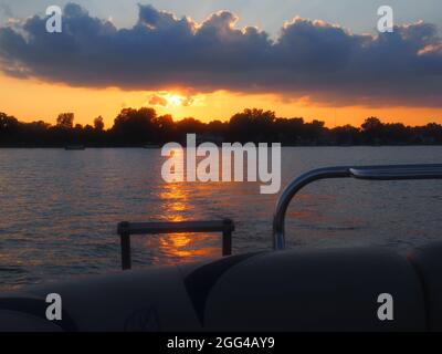 Agosto Lago Tramonto da un Pontoon Foto Stock