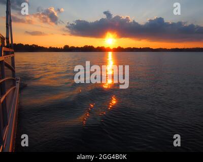 Agosto Lago Tramonto da un Pontoon Foto Stock