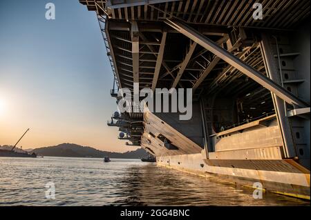 YOKOSUKA, Giappone (agosto 28, 2021) — il vettore aereo di classe Nimitz, USS Carl Vinson (CVN 70), arriva a Commander, Fleet Activities Yokosuka per una visita al porto programmata. Carl Vinson, con domicilio a San Diego, California, e il Carrier Strike Group (CSG 1) che lo accompagna, sono in fase di implementazione rotazionale nell'area operativa della 7a flotta statunitense per migliorare l'interoperabilità con i partner e fungere da forza di risposta pronta a sostegno di una regione indopacifica libera e aperta. (STATI UNITI Foto Navy di Taylor Curry) Foto Stock