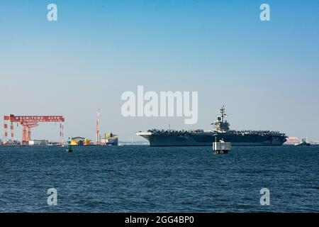 YOKOSUKA, Giappone (agosto 28, 2021) — il vettore aereo di classe Nimitz, USS Carl Vinson (CVN 70), naviga nella baia di Tokyo sulla strada per il comandante, attività della flotta Yokosuka per una visita al porto programmata. Carl Vinson, con domicilio a San Diego, California, e il Carrier Strike Group (CSG 1) che lo accompagna, sono in fase di implementazione rotazionale nell'area operativa della 7a flotta statunitense per migliorare l'interoperabilità con i partner e fungere da forza di risposta pronta a sostegno di una regione indopacifica libera e aperta. (STATI UNITI Foto Navy di Mass Communication Specialist terza classe Conner Houghtaling) Foto Stock