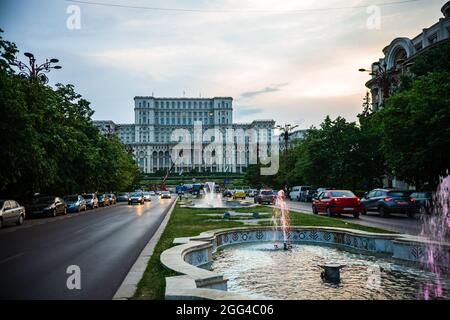 Unirii fontana centrale della città di Bucarest, capitale della Romania Foto Stock