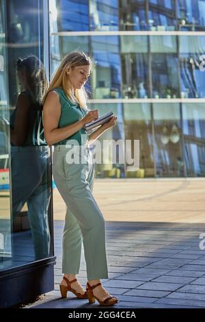 Consulente finanziario con notebook vicino al business center. Foto Stock
